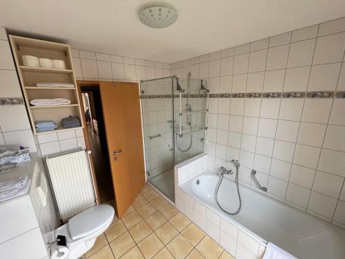 y baño con ducha, aseo y bañera. en Silvia Busche, en Obernkirchen