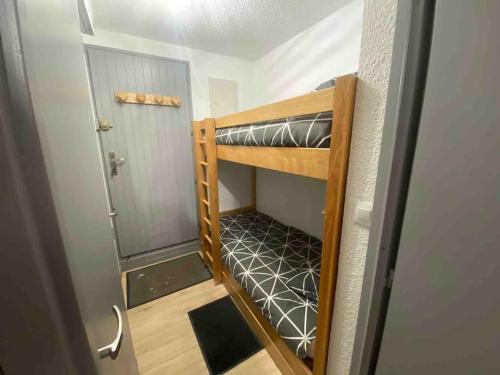 un lit superposé dans une petite pièce avec une échelle dans l'établissement Appartement dans chalet Les Deux Alpes, à Les Deux Alpes