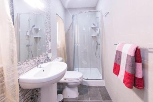 y baño con lavabo, aseo y ducha. en Gzira Centre Apartment - Close to the Sea, en Il-Gżira