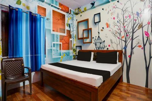 RudrapurにあるOYO WELCOME GUEST HOUSEのベッドルーム1室(ベッド1台付)が備わります。壁には木の壁画があります。