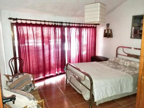 מיטה או מיטות בחדר ב-6 bedrooms house with balcony at Quesada
