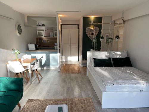 ein Wohnzimmer mit einem weißen Sofa und einem Tisch in der Unterkunft FeWo C 1-2 "Kleine Auszeit" in Sierksdorf