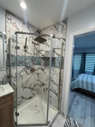 a bathroom with a shower with a glass enclosure at Lovely 2bedroom next to Santa Monica college in Los Angeles