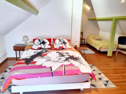 a bedroom with a bed with a colorful blanket at Maison d'une chambre avec piscine partagee terrasse amenagee et wifi a Saint Victor in Saint-Victor