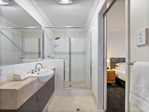 La salle de bains est pourvue d'un lavabo et d'une douche. dans l'établissement 63@CapeView, Geographe bay, à Busselton