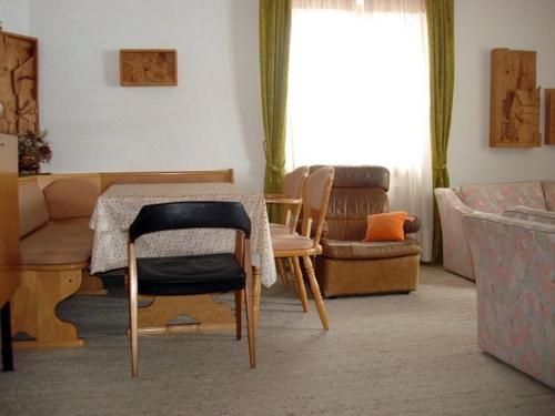 サメーダンにあるChesa Crasta 6のリビングルーム(テーブル、椅子、ソファ付)