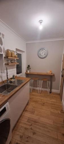 3 Bed Home sleeps 6 in Heart of Cardiff Free Parking photo 13