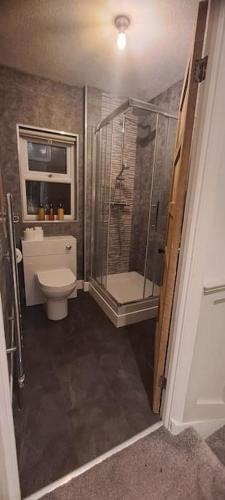 3 Bed Home sleeps 6 in Heart of Cardiff Free Parking photo 9