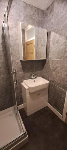 3 Bed Home sleeps 6 in Heart of Cardiff Free Parking photo 16
