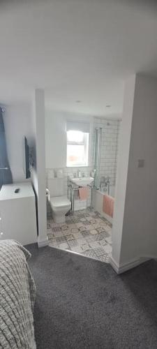 3 Bed Home sleeps 6 in Heart of Cardiff Free Parking photo 18