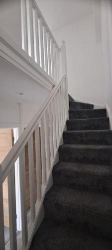 3 Bed Home sleeps 6 in Heart of Cardiff Free Parking photo 17