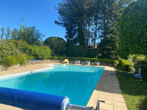 uma piscina no quintal de uma casa em La Mauvernière, 2 gîtes indépendants, 1 grande piscine extérieure, jardin arboré em Descartes