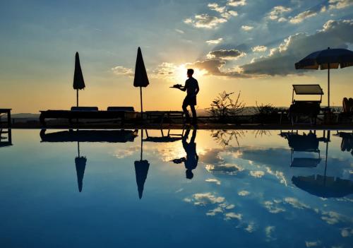 Východ nebo západ slunce při pohledu z hotelu nebo okolí