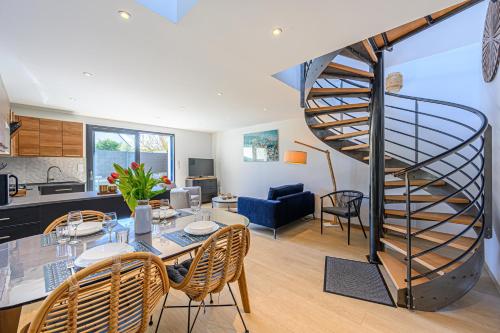 Il comprend une cuisine et un salon avec un escalier en colimaçon. dans l'établissement L'écrin du crouesty - Belle Maison pour 6, à Arzon