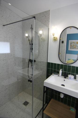 un baño con ducha y lavabo en Clos Emilie, en La Seyne-sur-Mer