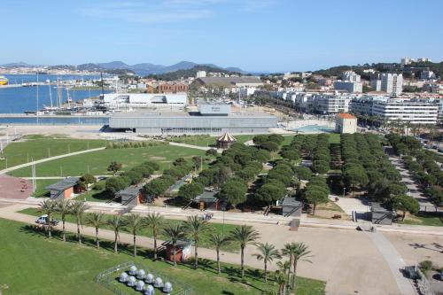 - une vue aérienne sur un parc planté de palmiers dans l'établissement Clos Emilie, à La Seyne-sur-Mer