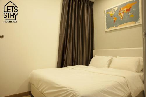 馬六甲的住宿－The Wave Residence Melaka Kota Laksamana，卧室在窗户前配有白色床