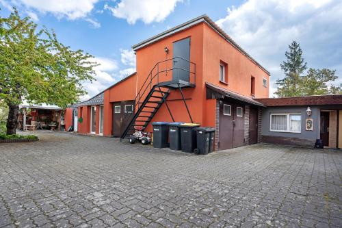 a building with a staircase on the side of it at Einzimmerwohnung im Haupthaus in Ruhland