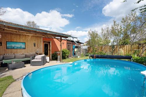 a large blue swimming pool in a yard at Einzimmerwohnung im Haupthaus in Ruhland