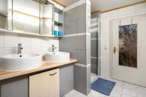 a bathroom with two sinks and a shower at Ferienwohnung mit Aufenthaltsraum in Ruhland