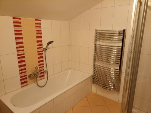Ένα μπάνιο στο Ferienwohnung Mayrhofer