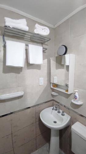 a white bathroom with a sink and a toilet at Departamento en Ruta del Vino*4m Bodegas López*Maipú in Maipú