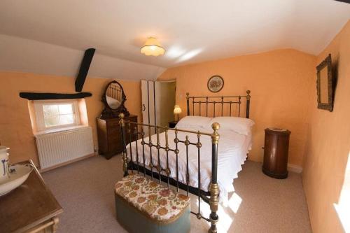 Un pat sau paturi într-o cameră la Bridge Cottage Withypool