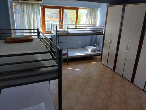 Двох'ярусне ліжко або двоярусні ліжка в номері Hostel Varna Botanika