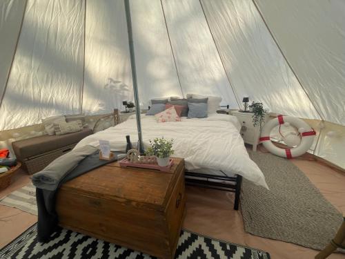 a bedroom with a bed and a table in a tent at Glamping Zelt in Templin
