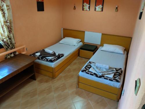 um quarto com duas camas e um banco em Hostel Varna Botanika em Varna
