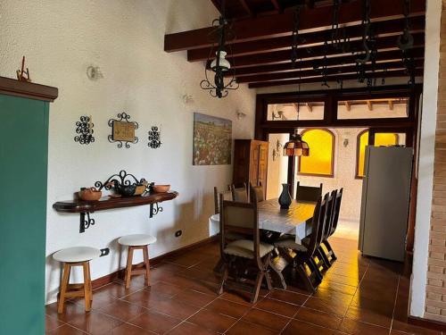 - une cuisine et une salle à manger avec une table et des chaises dans l'établissement Casa 30 m da praia,condomínio Tenório, à Ubatuba