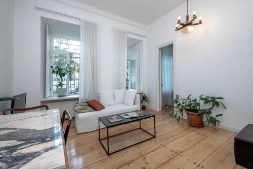 - un salon avec un canapé blanc et une table dans l'établissement HB apartments Tabukashvili, à Tbilissi