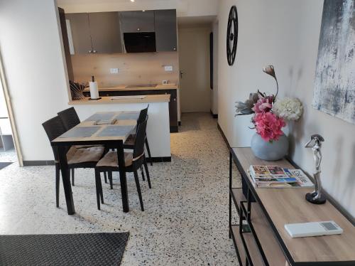 une salle à manger et une cuisine avec une table et des chaises dans l'établissement Appartement 4 personnes proximité Aubenas, à Saint-Didier-sous-Aubenas