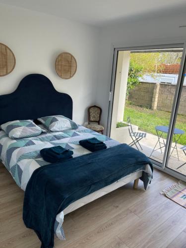 a bedroom with a bed with a blue blanket on it at Rapas in Erdeven