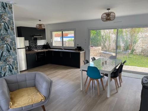 une cuisine et un salon avec une table et des chaises dans l'établissement Rapas, à Erdeven