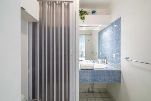 y baño con bañera y lavamanos. en Charming Studio with balcony & Clim -Heart of Nice, en Niza