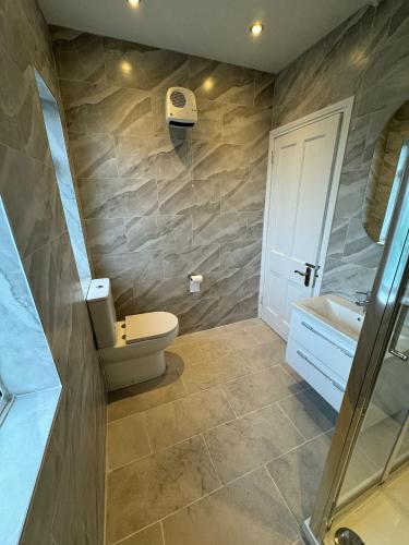 łazienka z toaletą i umywalką w obiekcie Nice Triple Room at 2 Iveragh Rd-6 w Dublinie