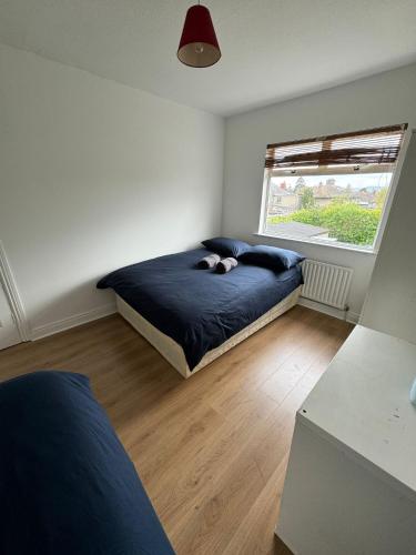 1 dormitorio con cama y ventana en Nice Triple Room at 2 Iveragh Rd-6 en Dublín