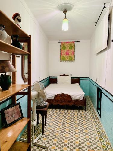 - une chambre avec un lit dans l'établissement Casa Lucas, à Tetouan