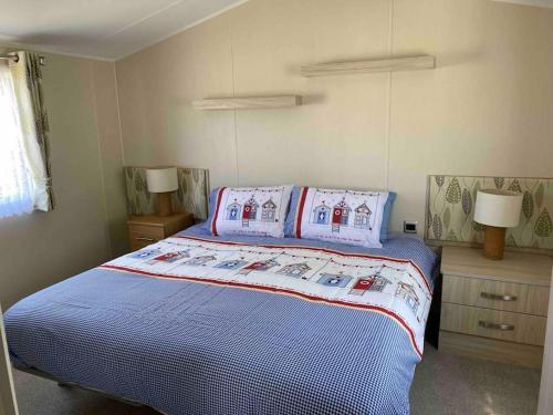 Katil atau katil-katil dalam bilik di Spacious Caravan with Ramp and Wet Room Haven Quay West New Quay Wales
