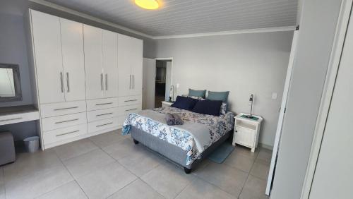 Ένα ή περισσότερα κρεβάτια σε δωμάτιο στο Langpouse Riverside Retreat
