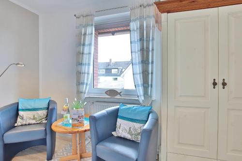a room with two chairs and a table and a window at Ferienhaus Brandt Ferienhaus Brandt Appartement 2 Plattschnacker in Haffkrug