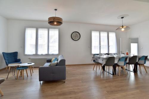 un salon avec un canapé, une table et des chaises dans l'établissement Douceur Malouine - Maison familiale avec jardin, à Saint-Malo