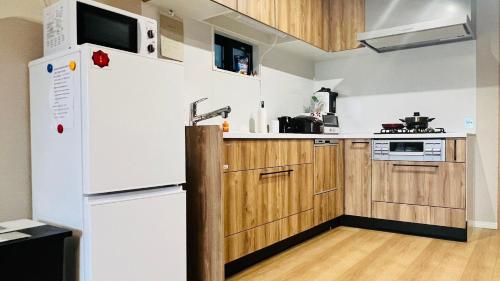 Kuchyň nebo kuchyňský kout v ubytování JoyHome 天下茶屋駅7分4LDK一軒家 難波梅田黒門関空直通 無料駐車場