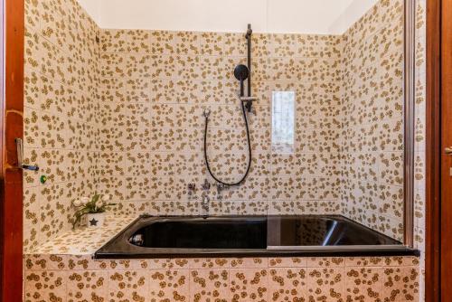 bagno con lavandino e doccia di Milano 3PAX WIFI- Via Tosi a Milano