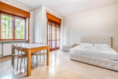 una camera con letto, tavolo e sedie di Milano 3PAX WIFI- Via Tosi a Milano