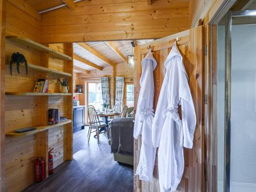 Zimmer mit Holzwänden und einer Küche mit Esszimmer in der Unterkunft Stable Lodge At Greenacre in Bromyard