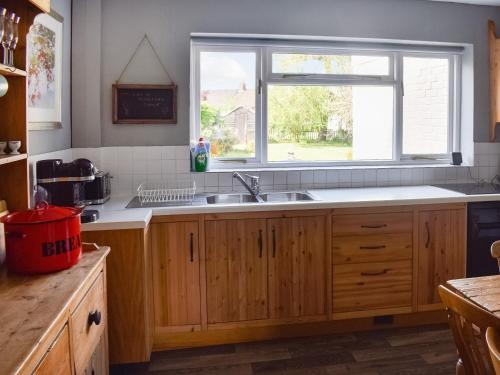 kuchnia ze zlewem i oknem w obiekcie Heath View w mieście Saxmundham