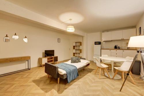 une chambre avec un lit et une table et une cuisine dans l'établissement Gare Austerlitz Renovated & comfortable 8 guests, à Paris