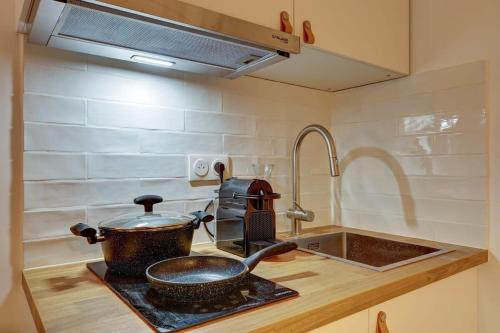 Il comprend une cuisine équipée d'un évier et d'une cuisinière. dans l'établissement Gare Austerlitz Renovated & comfortable 8 guests, à Paris